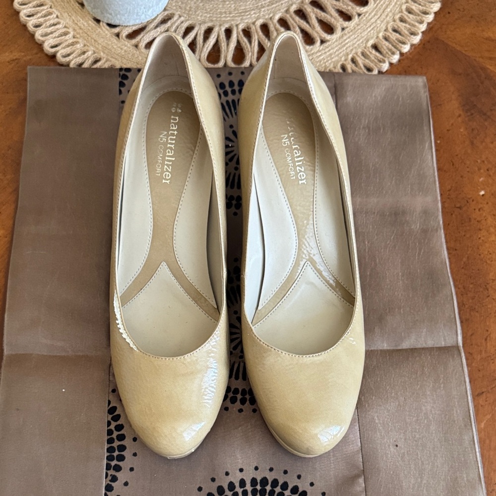 Naturalizer Women's Neutral Patent Beige Round-Toe 3” heels.